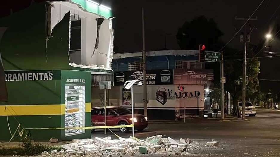 Sismo de 6.9 derrumba muro de segundo piso de casa de empeño ubicada junto al jardín de San Francisco, Colima