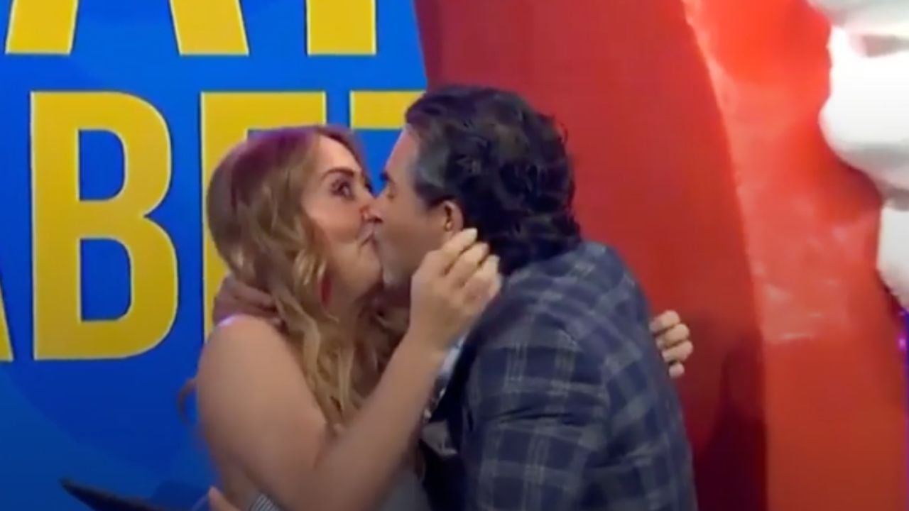 Usuarios recuerdan el incomodo beso entre Andrea Legarreta y Raúl Araiza