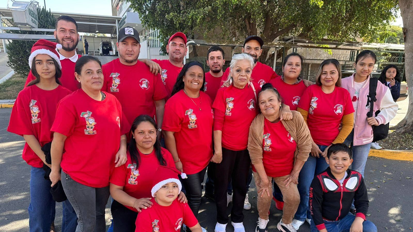 La asociación civil 23 de Diciembre fundada por la familia García y Medina de Huentitán el Alto desde hace ocho años con loable labor altruista ayudan a familiares de hospitalizados en el Centro Médico de Occidente del Instituto Mexicano del Seguro Social (IMSS), regalando alimento y obsequiando juguetes a niños internados.