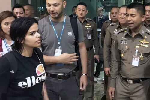Rahaf al-Qunun: la joven saudita que huyó de su familia y se encerró en un hotel de Bangkok “obtiene estatus de refugiada”