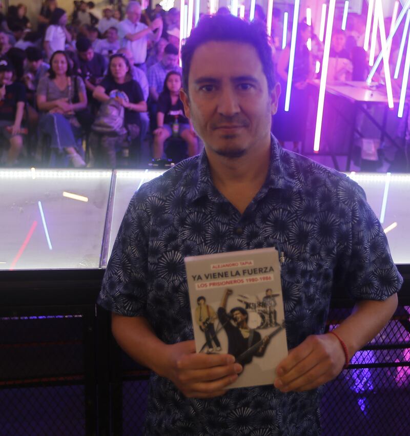 Alejandro Tapia es el autor de "Ya viene la fuerza. Los Prisioneros 1980-1986"