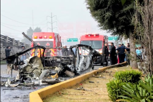 Explota taxi que llevaba pirotecnia en la México-Toluca; hay tres lesionados