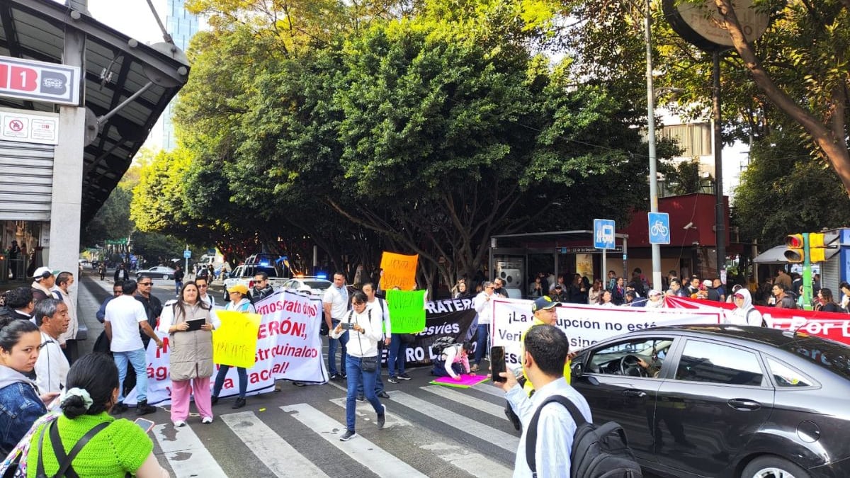 Trabajadores del INVEA bloquean Insurgentes Sur por falta de pago de aguinaldo