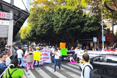 Trabajadores del INVEA bloquean Insurgentes Sur por falta de pago de aguinaldo