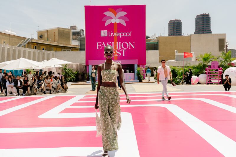 Con Fashion Fest, los conjuntos formales regresan con fuerza, transitando suavemente desde trajes sastre hasta vestidos con volantes para eventos de día