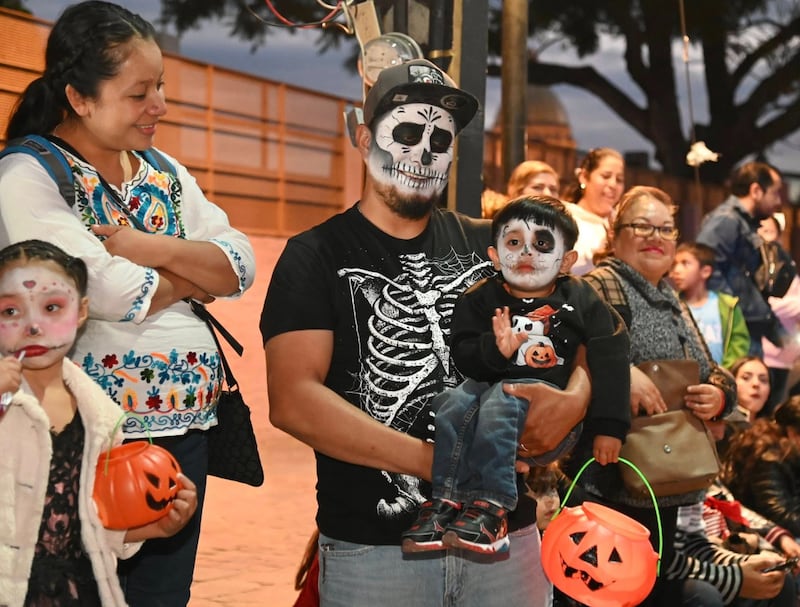 Alta participación familiar en Dolores Hidalgo durante el tercer Festival de Día de Muertos.