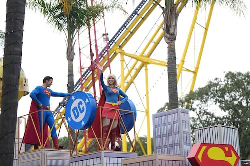 ¡Escoge tu bando! Héroes y villanos se reúnen para una batalla inolvidable