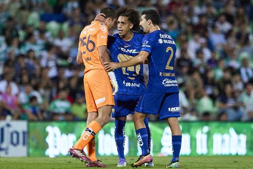 Rodrigo Parra vive amargo debut con Pumas al recibir goleada y cometer terrible error