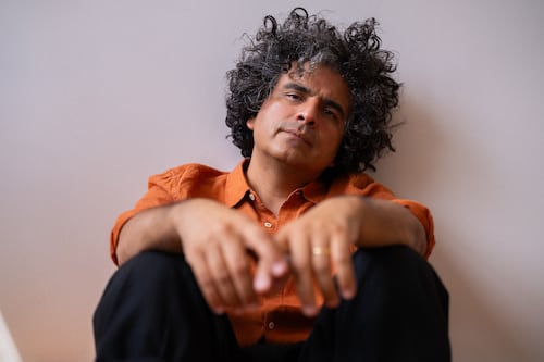 Helado Negro reflexiona sobre el caos del mundo en su gira por México: fechas y detalles