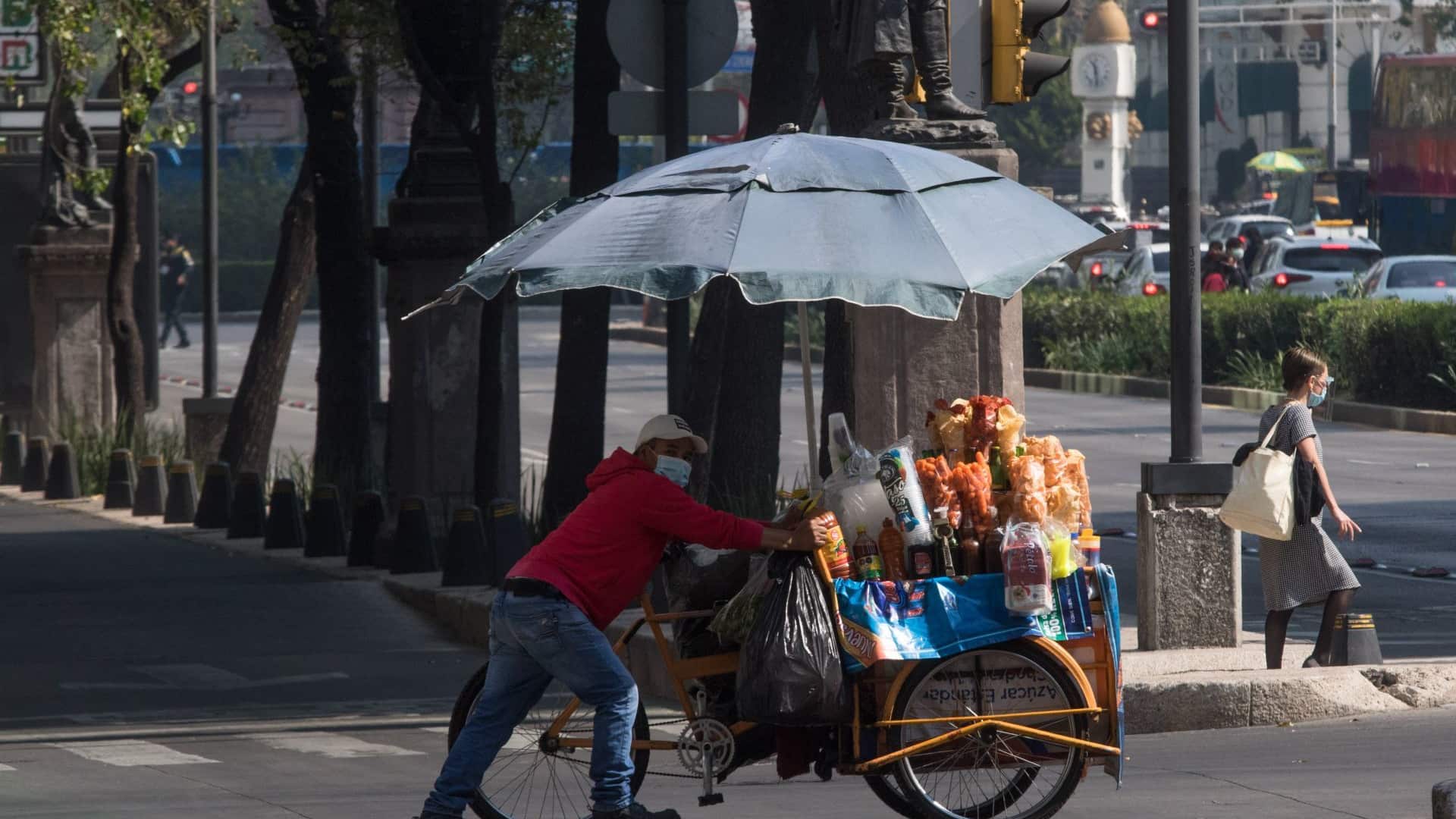 24 de cada 100 pesos que circulan en México se generan en puestos ambulantes, obras de construcción sin permisos y negocios que no pagan impuestos.