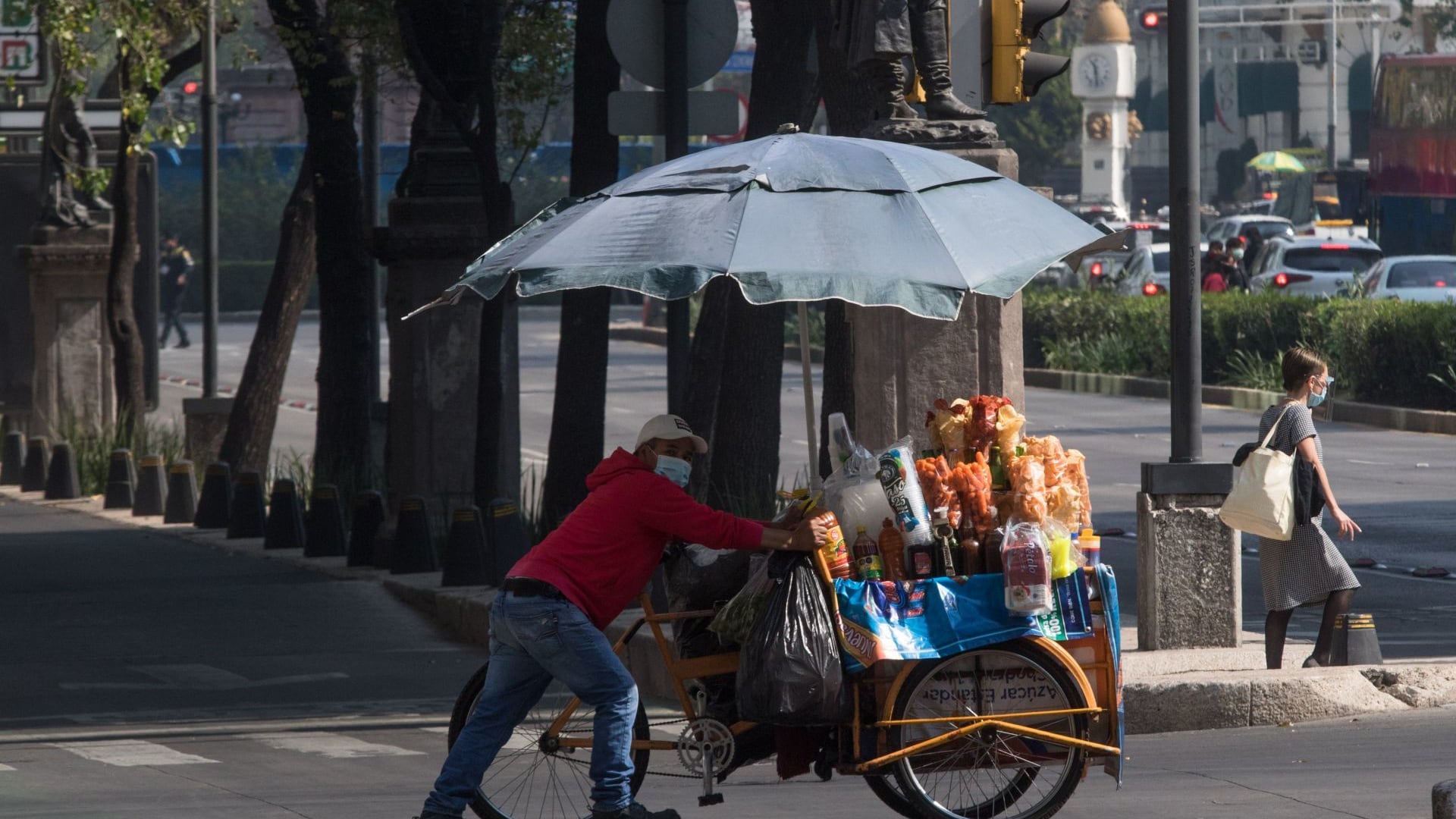 24 de cada 100 pesos que circulan en México se generan en puestos ambulantes, obras de construcción sin permisos y negocios que no pagan impuestos.