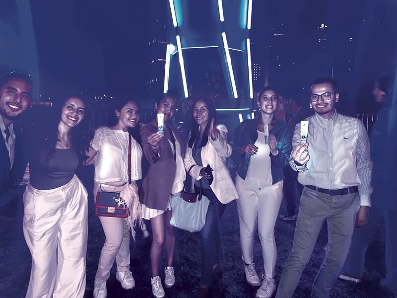 Invitados posando en la fiesta.