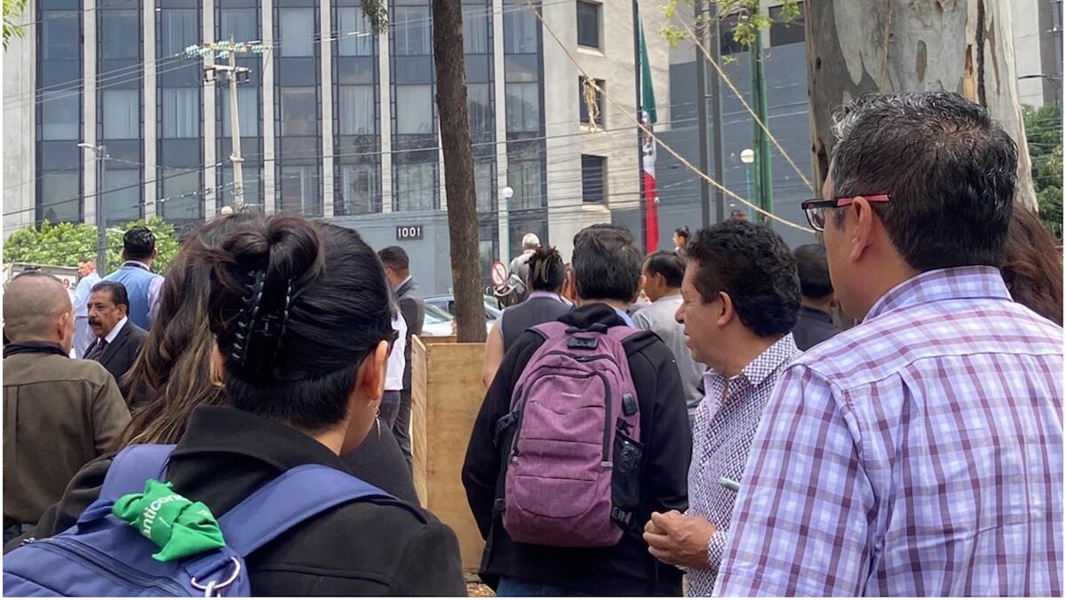 Los trabajadores fueron obligados a evacuar el edificio. (Especial)