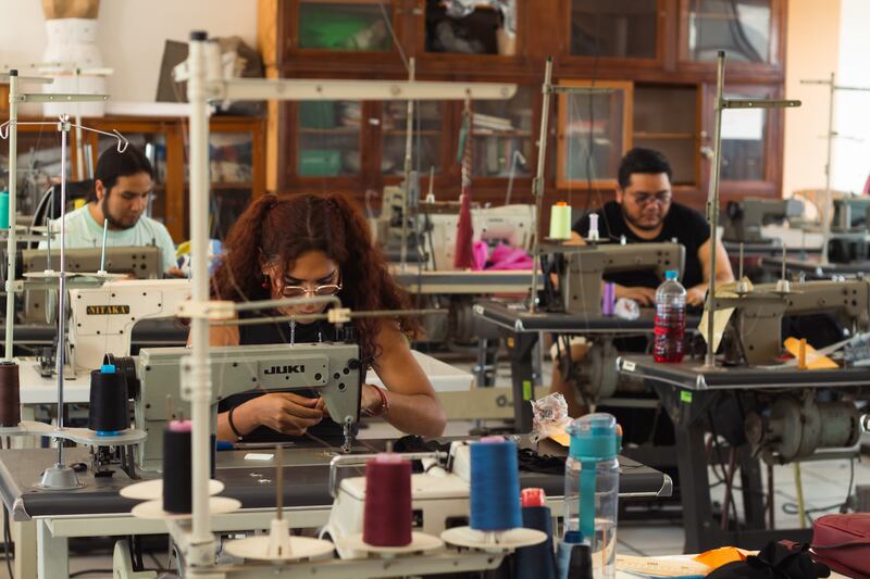 La asociación lleva más de doce años fomentando los derechos de la comunidad LGBT+ a través de iniciativas de moda, consultas e insumos