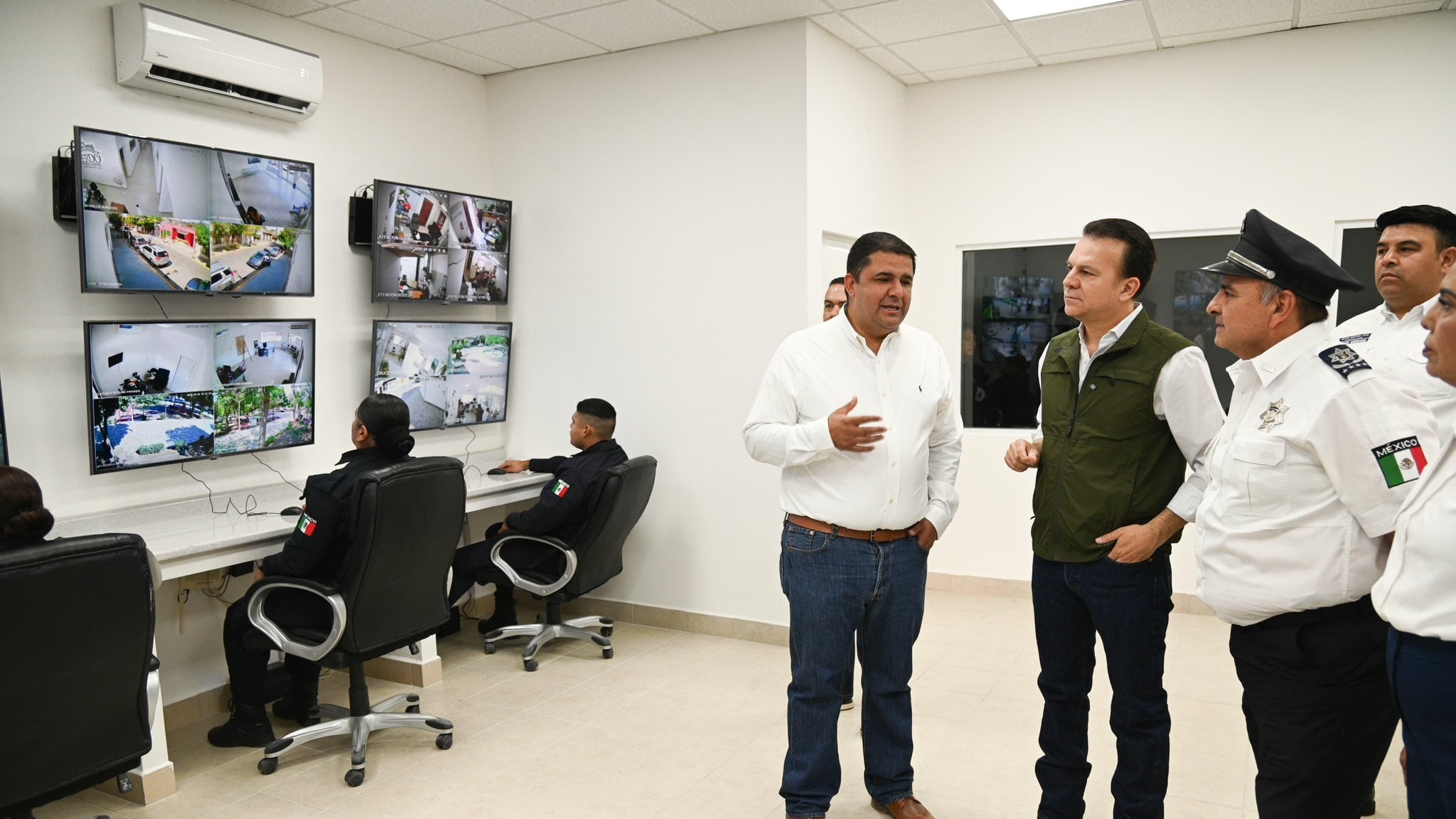 Gobernador de Durango confirma que su mamá y tía se accidentaron en carretera