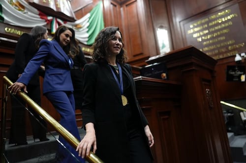 Niegan “boicot” contra Ayuso; suspende su gira en México y regresa a España
