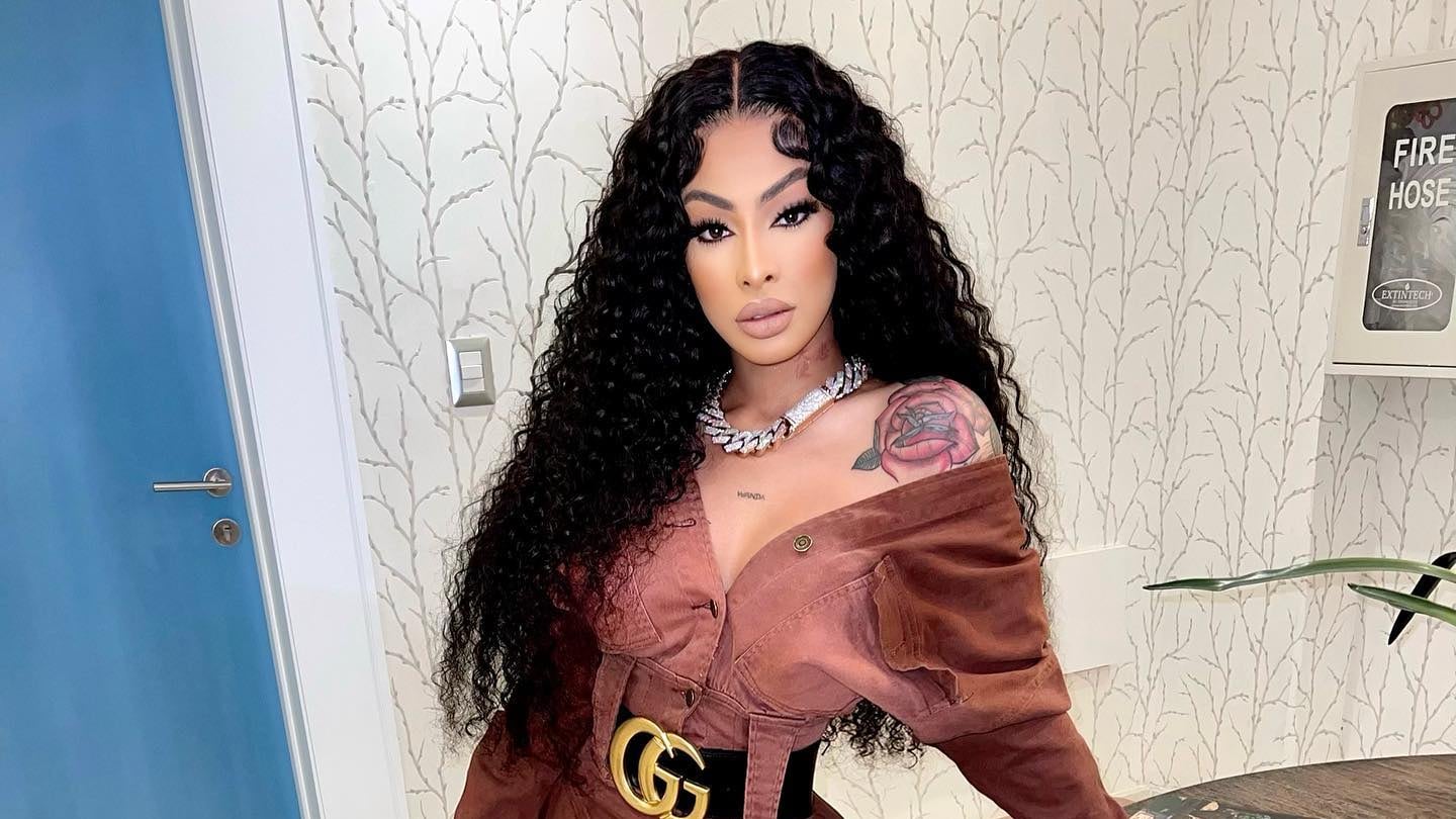 Yailin publicó un video en el que practica twerking sobre Anuel AA mientras estaban en una discoteca y solo se puede decir que sabe hacerlo.