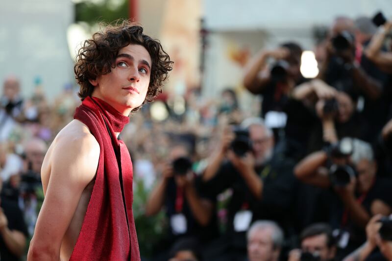 El actor estadounidense  marca la moda con sus looks atrevidos y sexys.