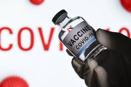 Proponen hasta 22 años de cárcel a quien falsifique vacunas contra Covid-19