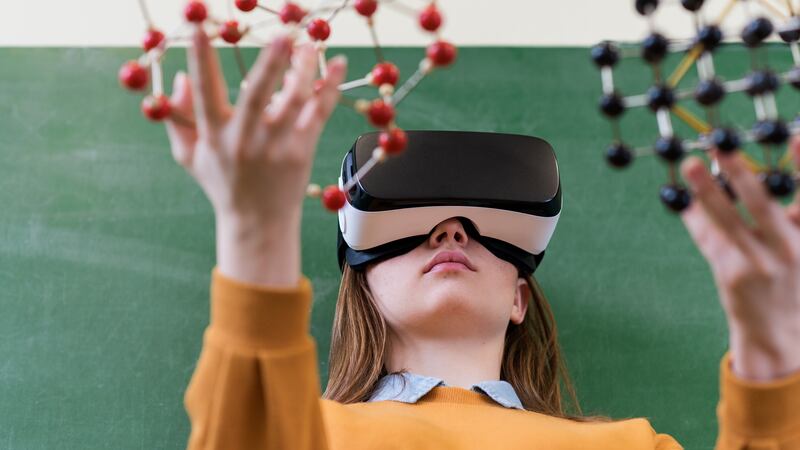 A pocos años de la invención de esta herramienta ya ofrece la oportunidad de conocer el mundo y expandir las experiencias sensoriales a un nuevo nivel