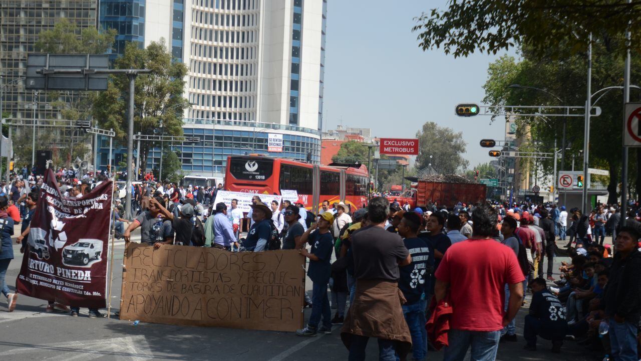Bloqueo de recolectores de basura en inmediaciones del Senado de la República, en octubre de 2019. Foto: Cuartoscuro