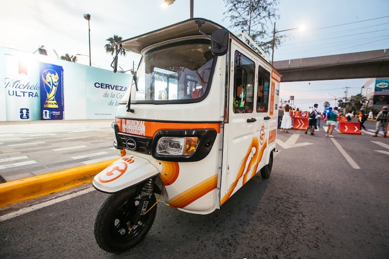 Como novedad se puso a disposición de los aficionados nacionales y extranjeros un vehículo eléctrico Tuc-Tuc, con capacidad para transportar dos personas con alguna discapacidad.