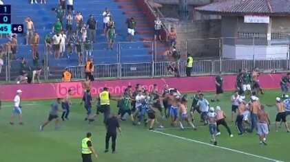 Aficionados saltaron a la cancha para pelearse.