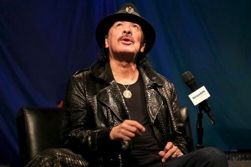 Carlos Santana se disculpa con la comunidad trans: “lamento mis comentarios insensibles”