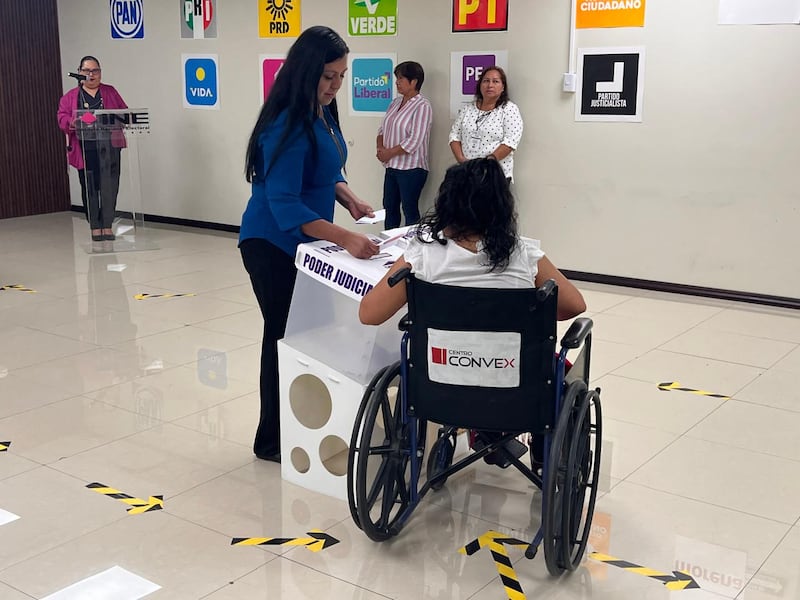 Las personas con discapacidad recibirán atención especial.