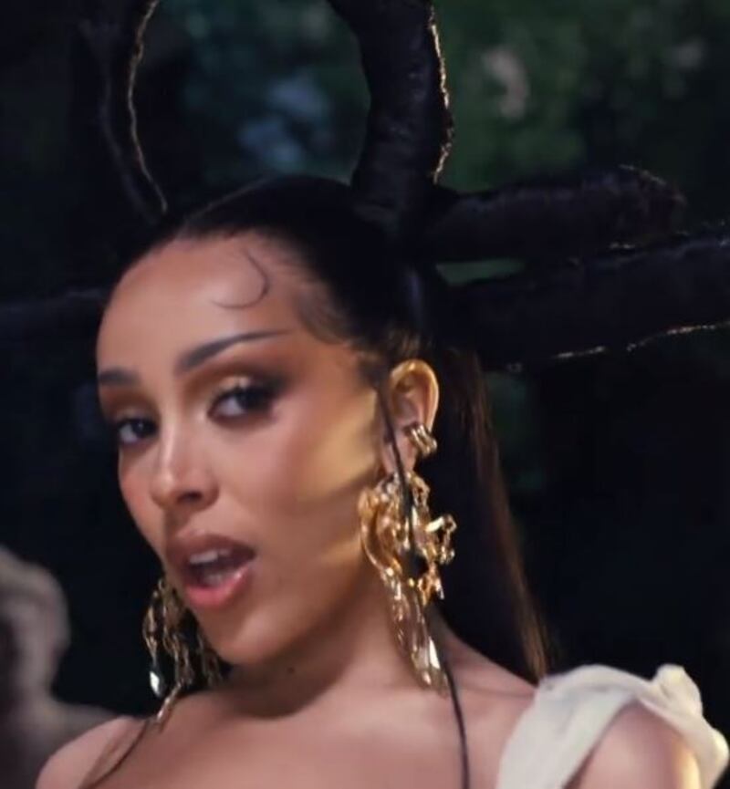 Doja Cat y The Weeknd estreno del video ‘You Right’