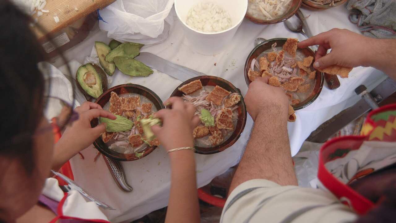 La Anpec reportó que una cena -con  pozole- cuesta entre 600 y mil 500 pesos; Inegi señaló que el precio de la cebolla, papa, tomate pan y limón subieron entre 23 y 100%.