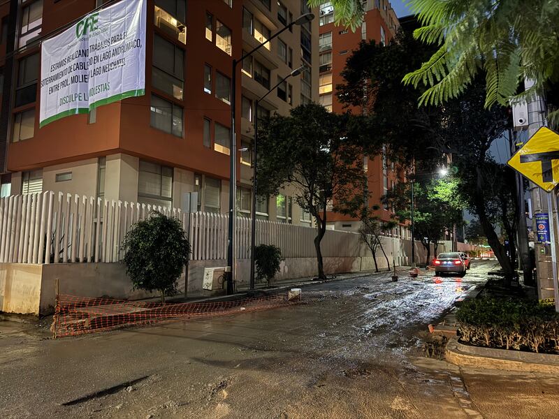 Enormes baches convierten calles de Polanco en una 'zona de guerra'