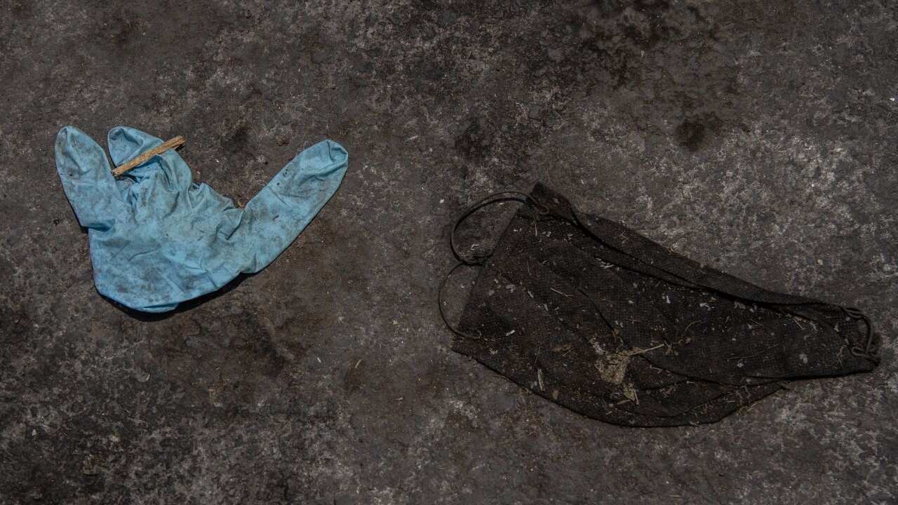 Cubrebocas terminan como basura en playas de todo el mundo