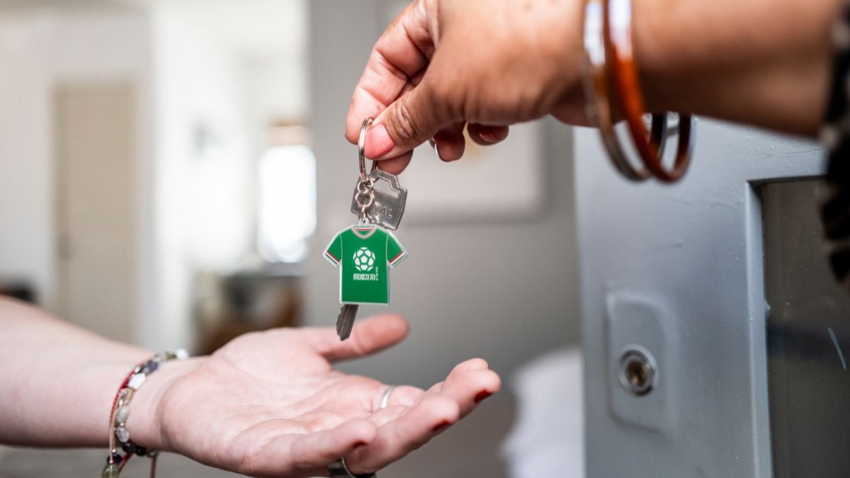 Persona entregando llaves de hospedaje en alojamiento de Airbnb rumbo al Mundial 2026 en México