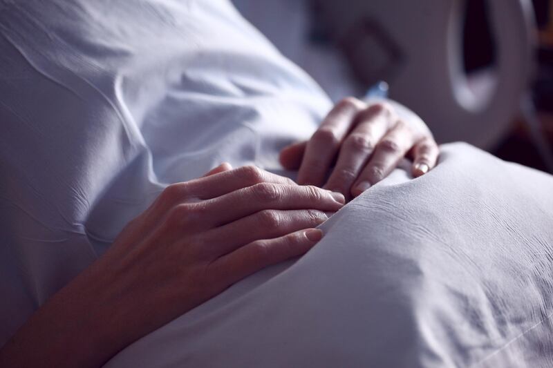 Jovem descobre que namorado a deixou enquanto ela estava em coma