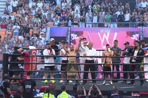 ¡Casi lo tira! Rivaldo cae en la Velada del Año ante Pereira y las redes lo destrozan