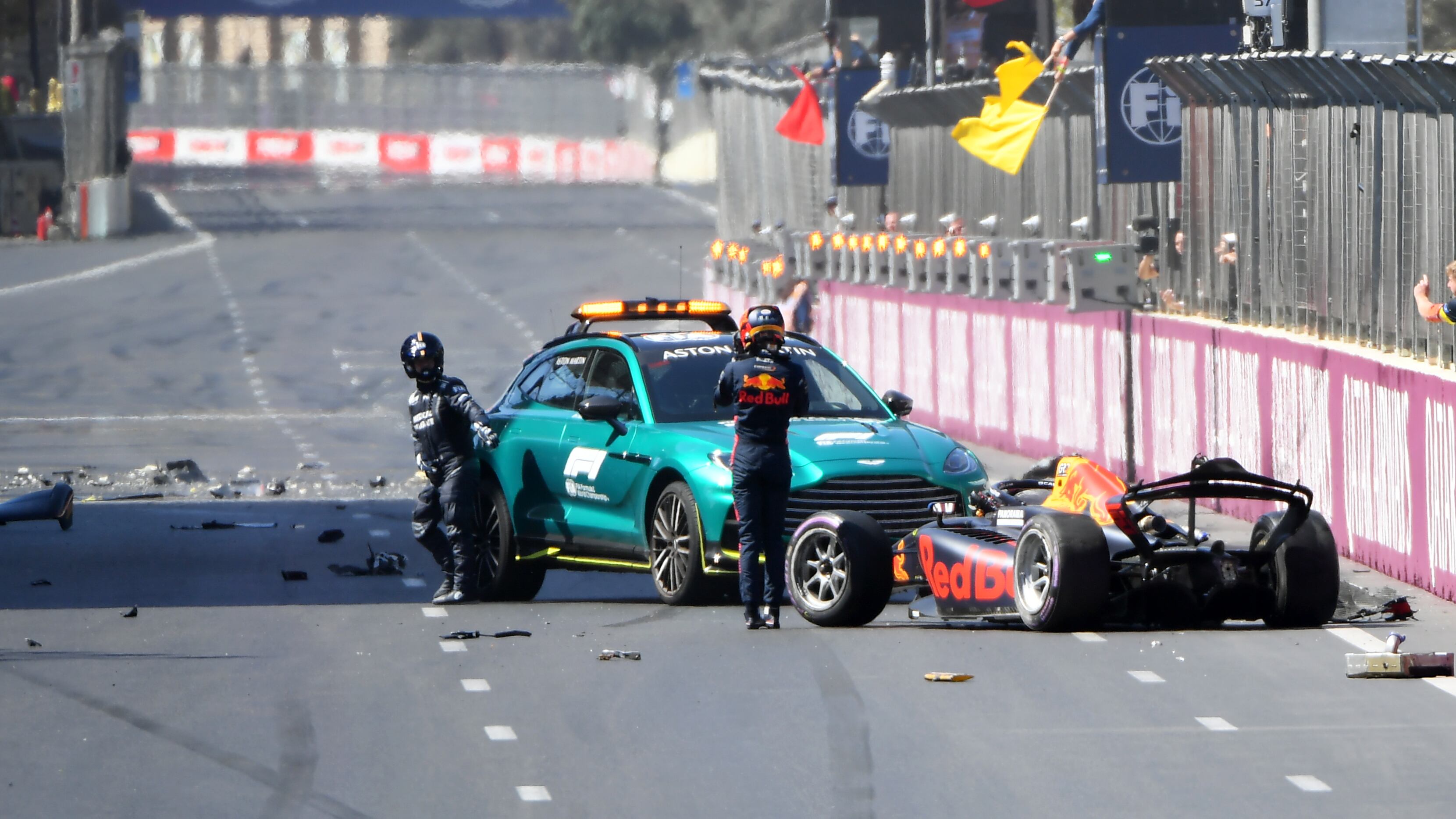 Pepe Martí sufrió escalofriante volcadura en Fórmula 2.