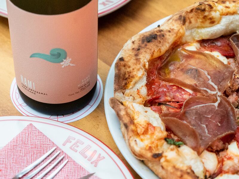 Disfruta un buffet y experiencia única de maridaje entre el primer sake mexicano y pizzas de tradición italiana