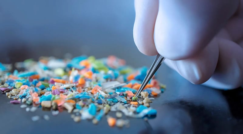 Los microplásticos se encuentran en nuestra agua, nuestros alimentos e incluso en el aire que respiramos. | Foto: Getty Images