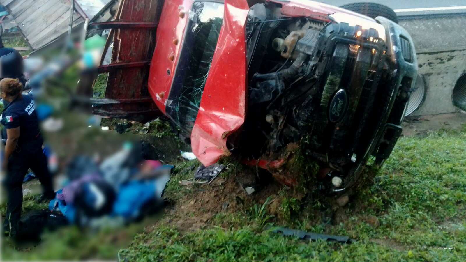 Aparatosa volcadura de camión causa la muerte de 10 migrantes en Chiapas