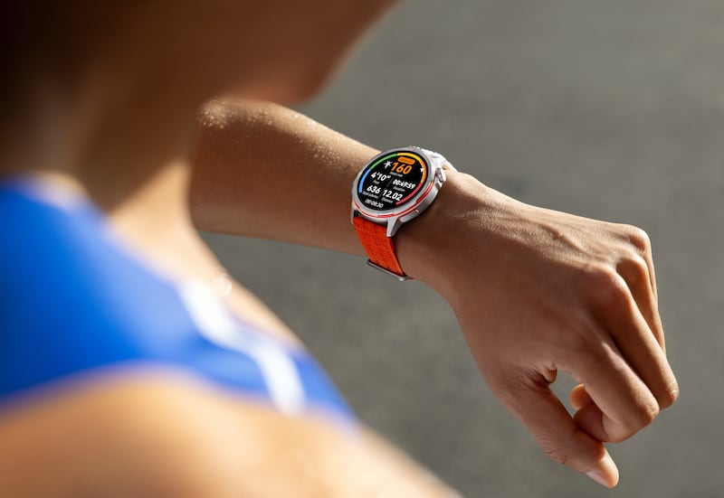 Ligero y preciso, este smartwatch acompaña a corredores de todos los niveles con planes de entrenamiento con IA. Su modo Maratón Inteligente lo convierten en un verdadero coach digital para mejorar tu desempeño en cada carrera