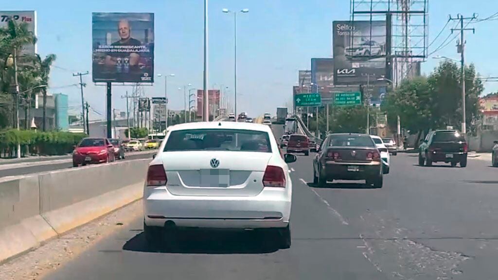 El conductor transitaba por la avenida Vallarta cuando presuntamente agredía a su copiloto; varios automovilistas habrían presenciado el incidente.