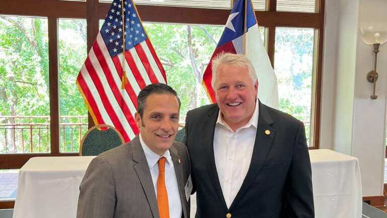 Marco González y John Scott, secretario de Estado de Texas.