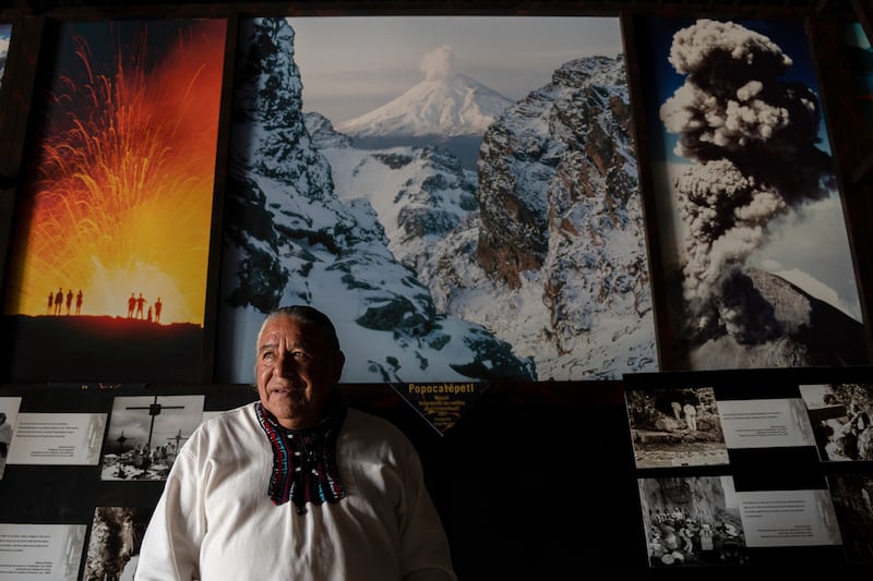 Volcán-Popocatépetl-mexicano-rinde-culto