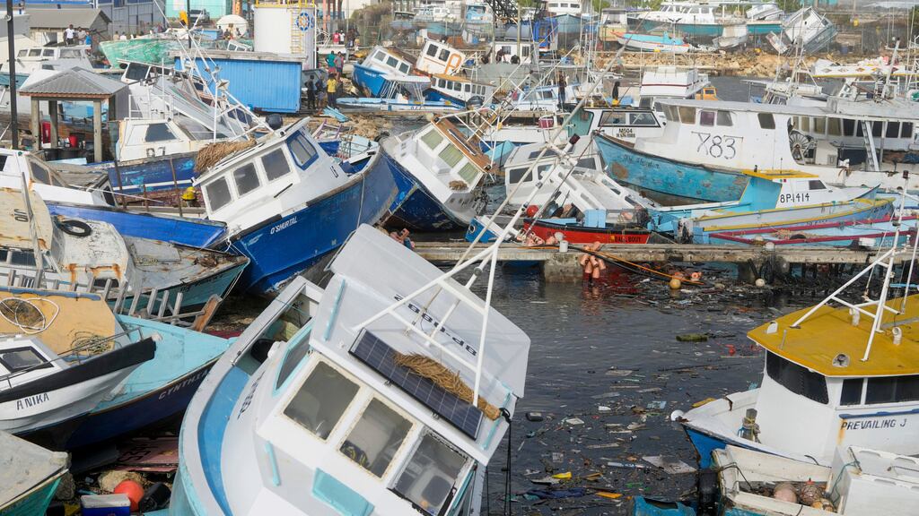 Daños, destrucción, damnificados y compras de pánico ha dejado el ciclón a su paso por el Mar Caribe.