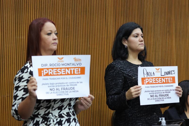 Los emecistas portaron cartelones en los que manifestaban que acudieron bajo protesta.