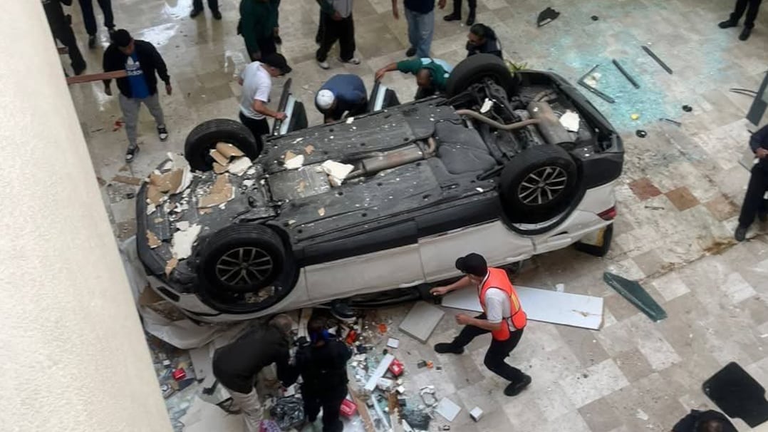 Vehículo se desploma tres niveles dentro de plaza comercial