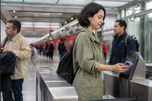 Pagar con celular en Metro y Metrobús: así buscan hacerlo más seguro