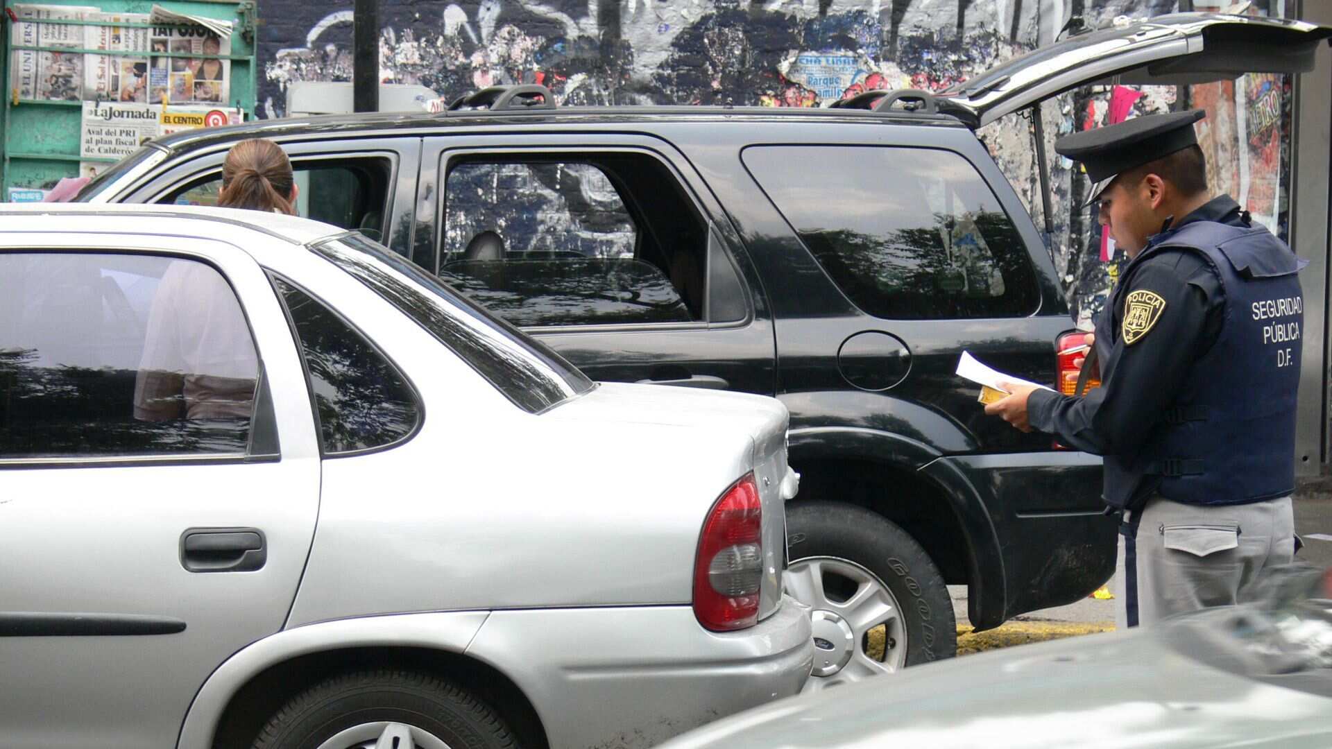 Autos estacionados en doble fila en la Ciudad de México. Foto: Cuartoscuro