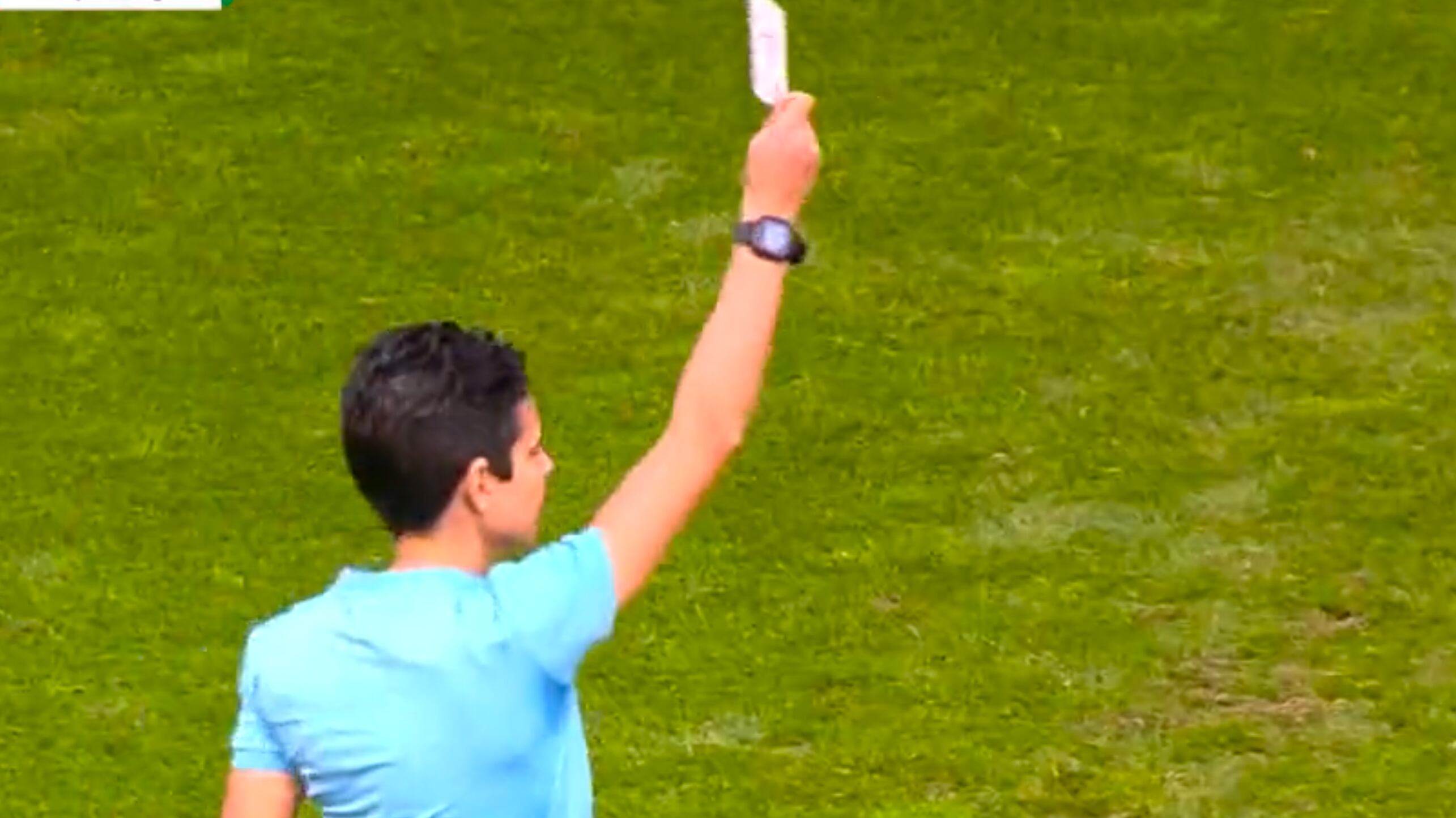 La árbitra Catarina Branco fue la primera en mostrar la tarjeta blanca.